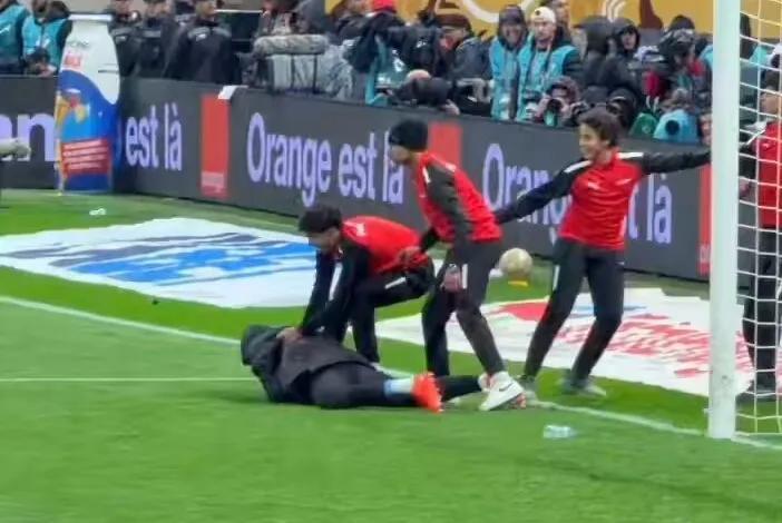 开云体育下载入口-摩洛哥抢毛巾球员：向所有人真诚道歉，比赛时我情绪过于激动了