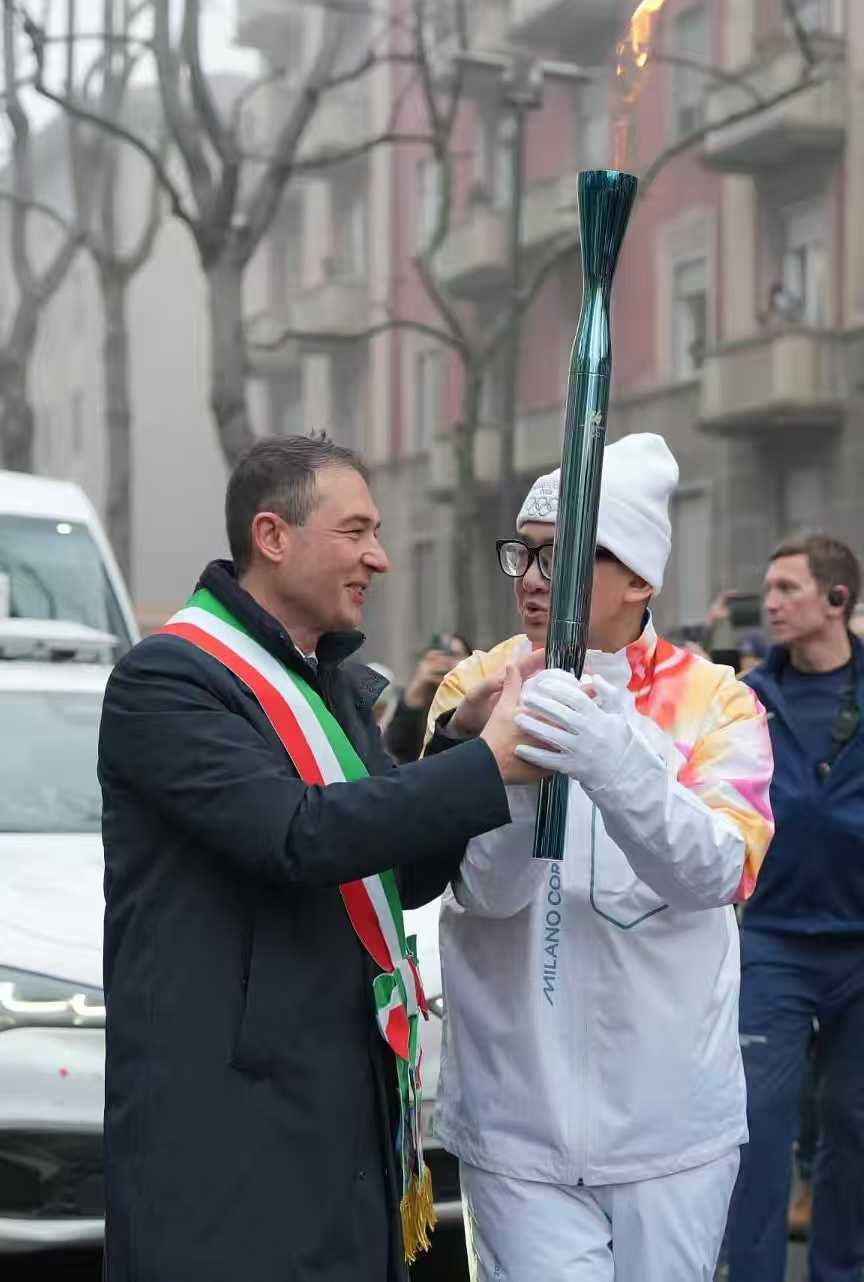 开云体育下载网址-连线米兰冬奥会上的中国火炬手：我亲吻了奥运火炬